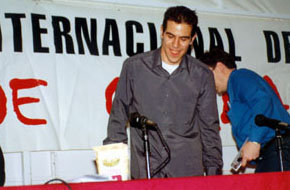 Xavi Marturet, a la derecha, cedi�ndonos el sitio despu�s de presentarnos