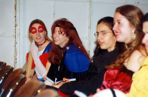 Entre el p�blico hab�a unas chicas muy simp�ticas, fan�ticas de Sailor Moon