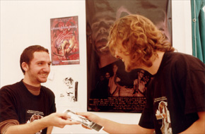 Julio y Kike, muy chistosos ellos, en el stand de Dreamers