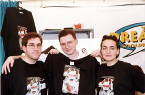 Bueno, al final sacamos las camisetas. Josema y Tere, con mi amiguete Armando en el centro