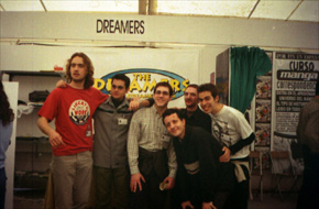 Posando frente al stand de Dreamers, con Antonio Busquets en el centro