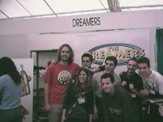 Kike Maldonado, Edu Lindes, Jos� M� Serrano, Julio Anti�olo y David Doncel, detr�s, y Hanna Quevedo y Antonio Busquets, de Dreamers, delante, posando frente al stand